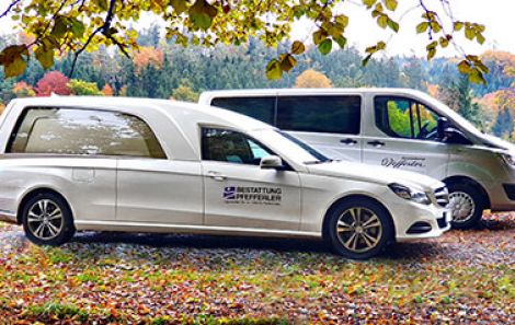 Firmenwägen der Firma Pfefferler Bestattungen