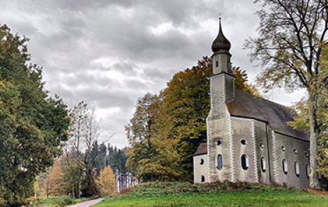 Eine alte Kirche im Wald